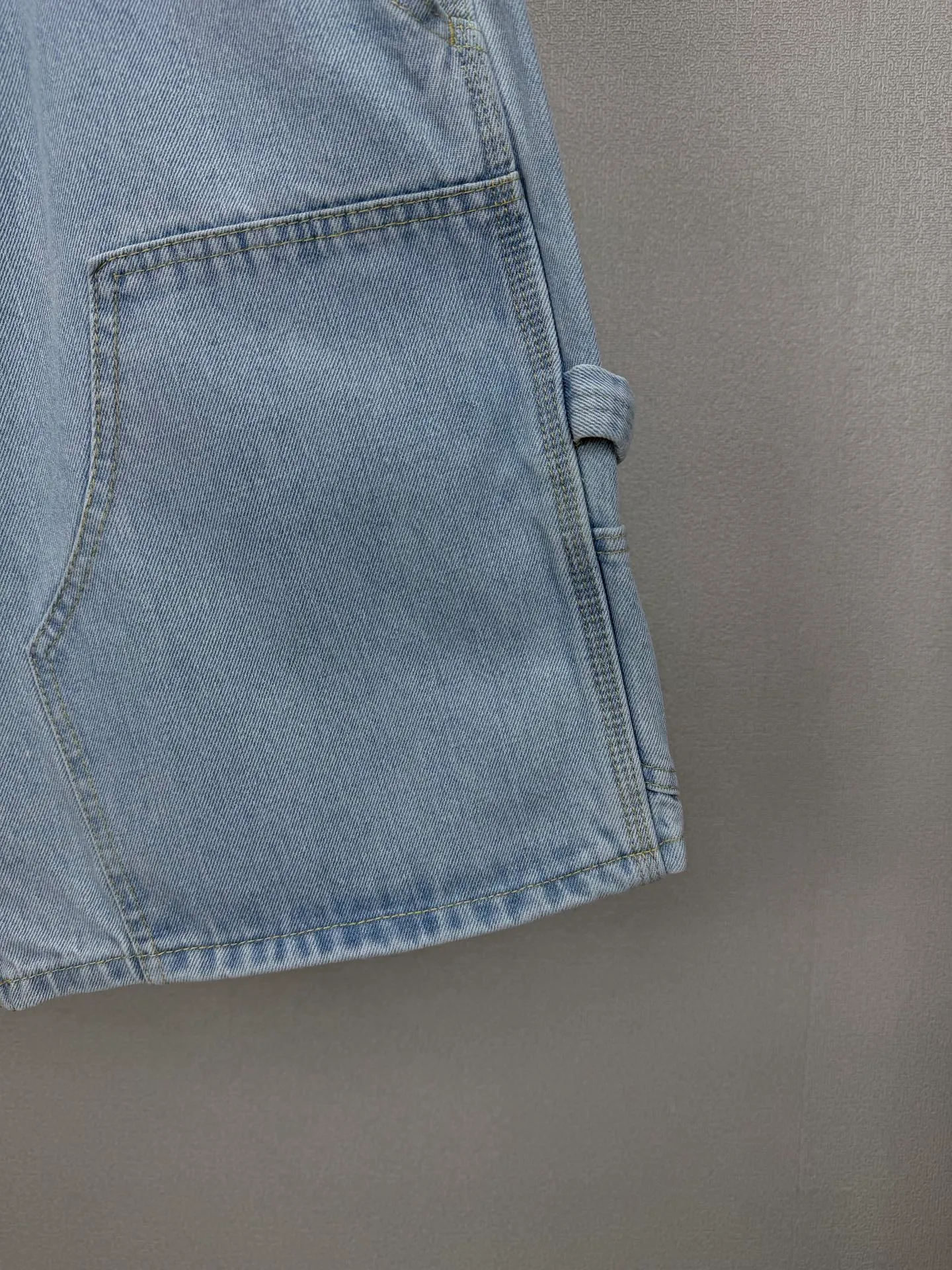 Carhartt 2026 New Arrival Light Blue Logging Couple Style Multi-Pocket Washed Loose Denim Shorts High Version High Version Original customized denim fabric, Internet celebrity Same Style original pulp denim fabric, full body splicing loose fit, solid color simple workwear logging style, front and rear multi-pocket design, very high-end and stylish! The fabric feels very comfortable and these are super Versatile and beautiful denim shorts! ! Complete with three standards, Same Style for men and women 👫Must-have item Color: Light Blue Size: 28, 30, 32, 34, 36 (five sizes)